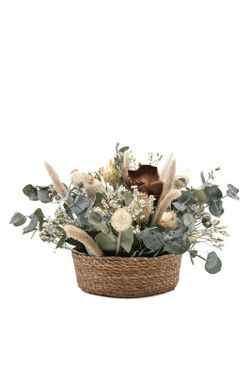 Cesta de mimbre con flores preservadas en color crema y marrón