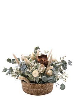 Cesta de mimbre con flores preservadas en color crema y marrón