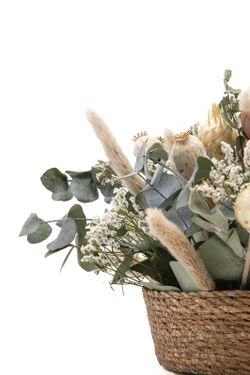 Cesta de mimbre con flores preservadas en color crema y marrón