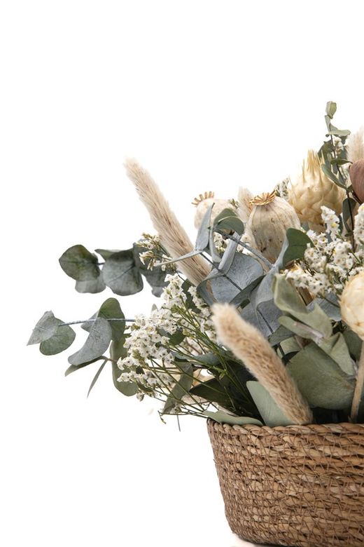 Cesta de mimbre con flores preservadas en color crema y marrón