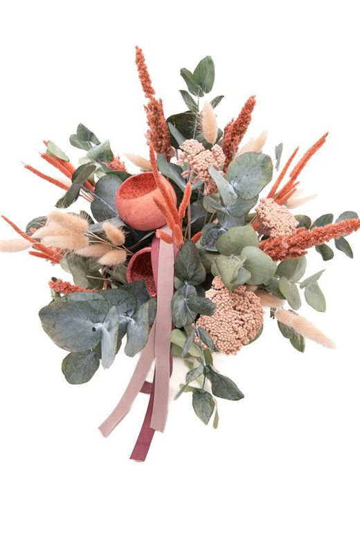Cesta de mimbre natural con flores rosadas preservadas