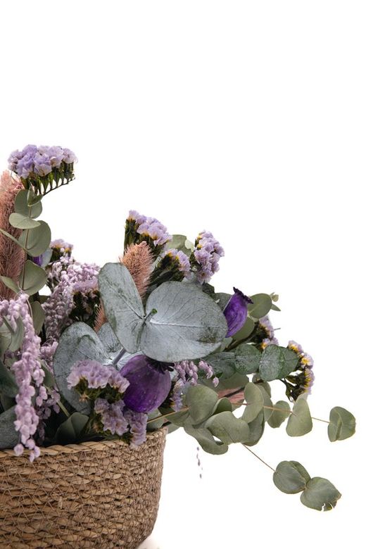 Cesta de mimbre natural con flores secas y con flores preservadas.