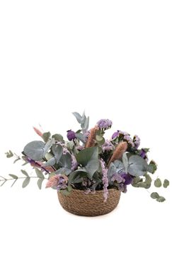 Cesta de mimbre natural con flores secas y con flores preservadas.