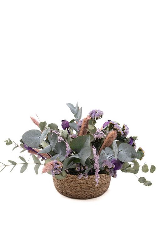 Cesta de mimbre natural con flores secas y con flores preservadas.