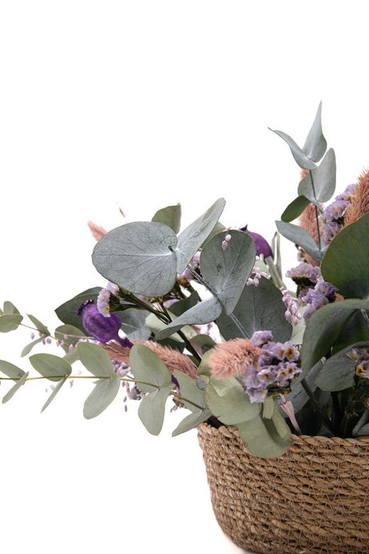 Cesta de mimbre natural con flores secas y con flores preservadas.