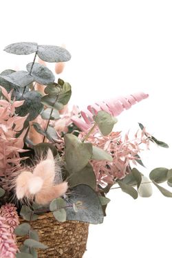 Cesta de paja natural con eucalipto preservado y flores preservadas en color rosa