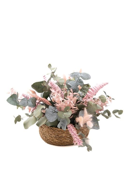 Cesta de paja natural con eucalipto preservado y flores preservadas en color rosa
