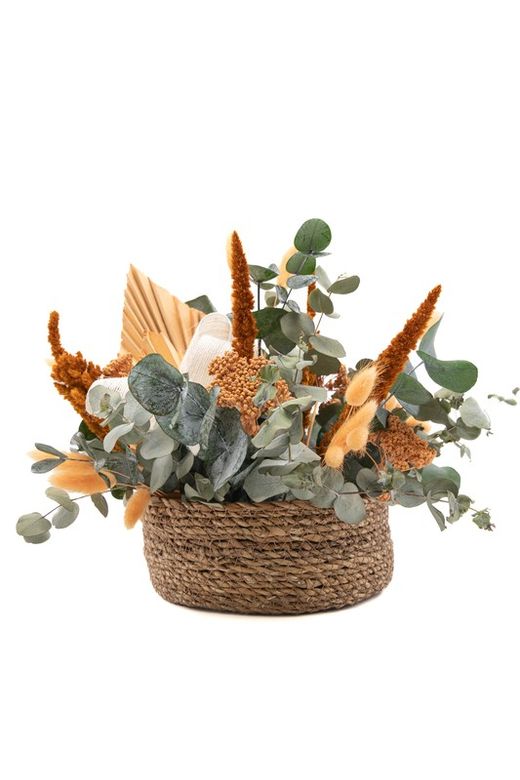 Cesta de paja vintaje con flores preservadas en color ocre y eucalipto preservado
