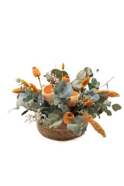 Cesta vintaje de paja natural con alegres flores secas en color naranja