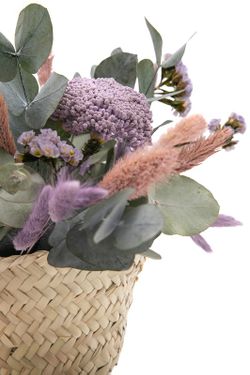 Cestita de mimbre delicada con flores preservadas en color lila