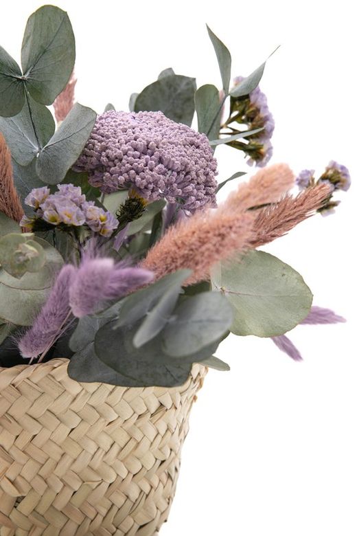 Cestita de mimbre delicada con flores preservadas en color lila
