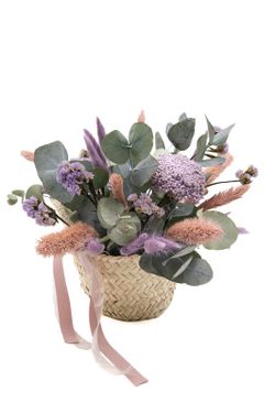 Cestita de mimbre delicada con flores preservadas en color lila