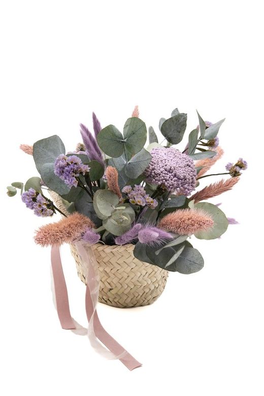 Cestita de mimbre delicada con flores preservadas en color lila