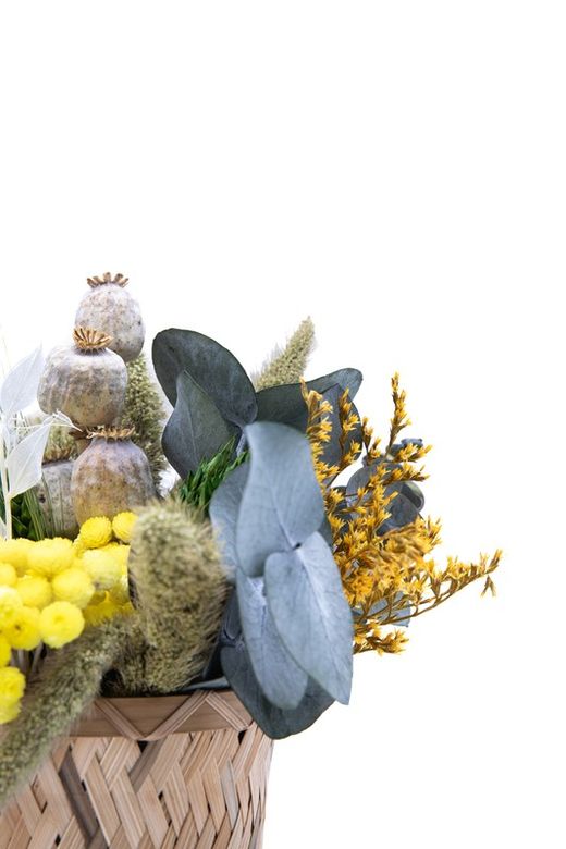 Cesto natural en tonos amarillos. Toda una frescura silvestre