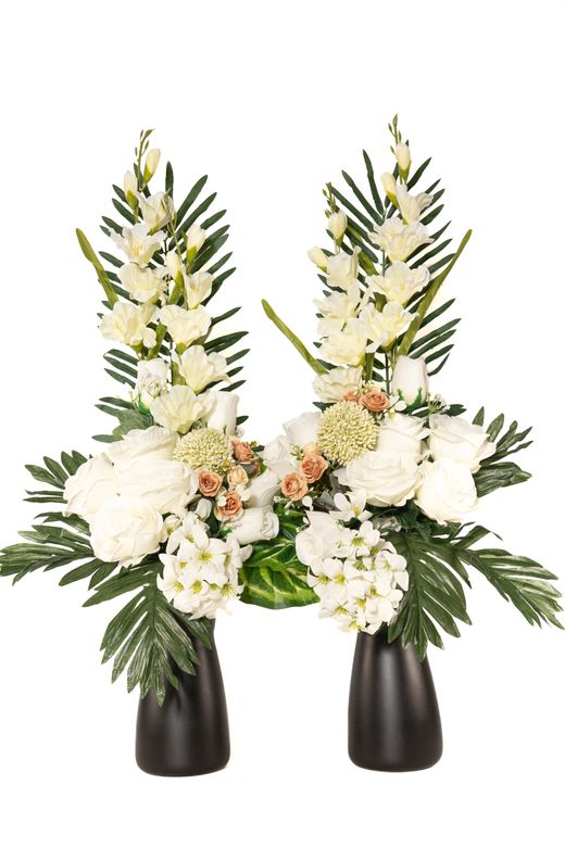 Clásico ramo en color blanco con flores artificiales para cementerio