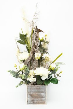 Decoración floral alto elegante con flores en color blanco con rosas y ranúnculos