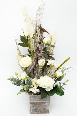 Decoración floral alto elegante con flores en color blanco con rosas y ranúnculos