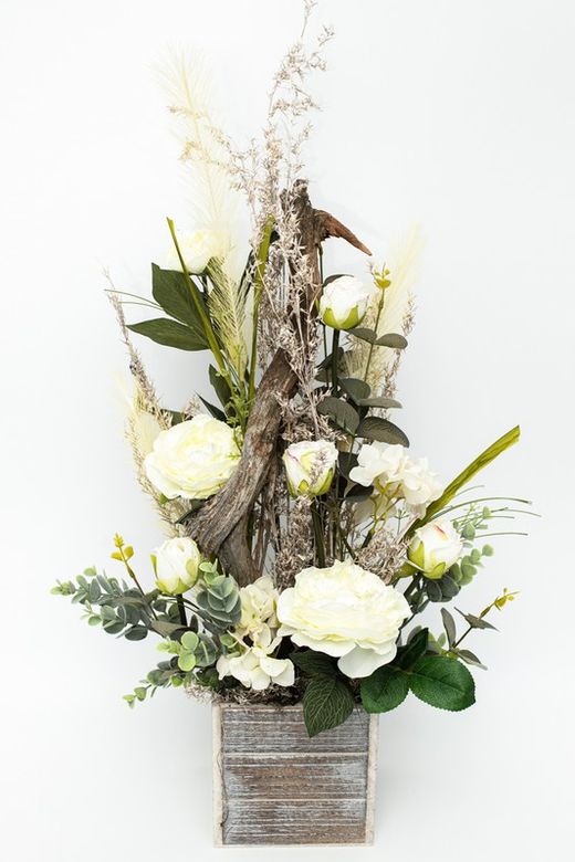 Decoración floral alto elegante con flores en color blanco con rosas y ranúnculos