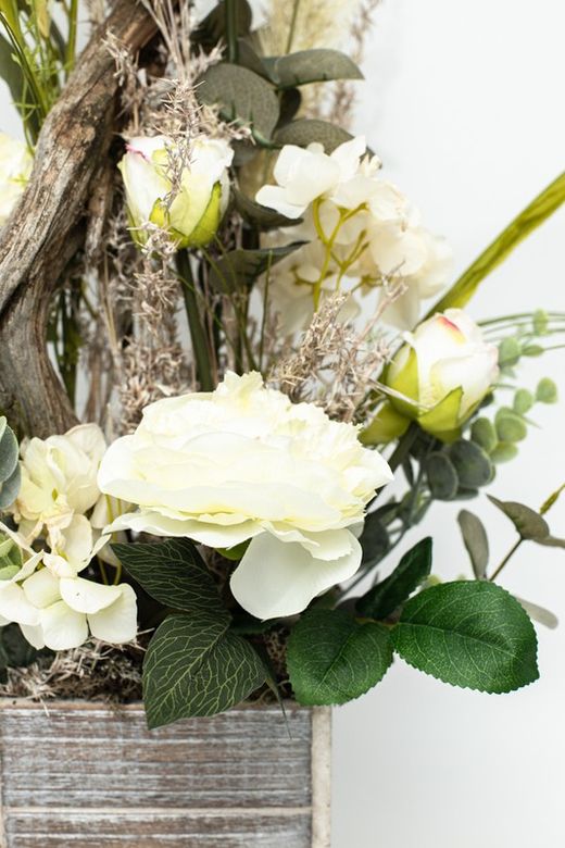 Decoración floral alto elegante con flores en color blanco con rosas y ranúnculos