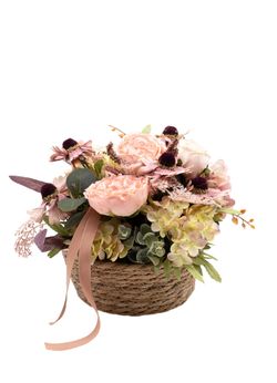 Delicada cesta floral artificial en tonos rosas