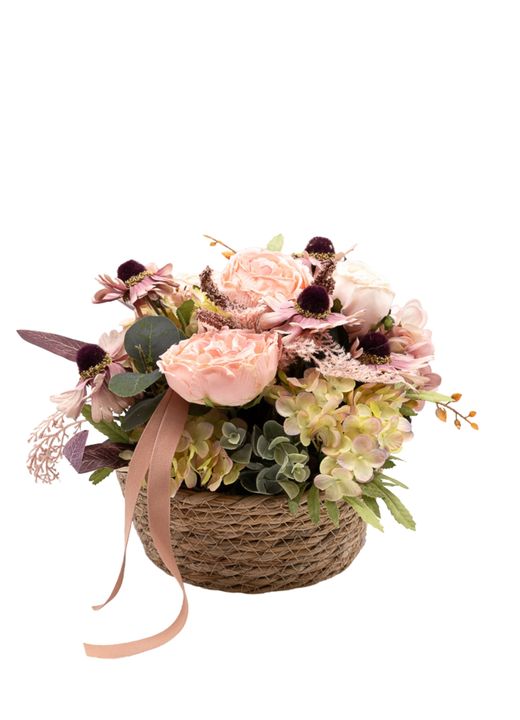 Delicada cesta floral artificial en tonos rosas