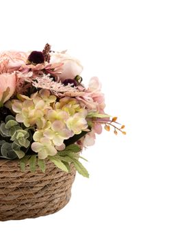 Delicada cesta floral artificial en tonos rosas