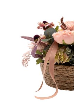 Delicada cesta floral artificial en tonos rosas