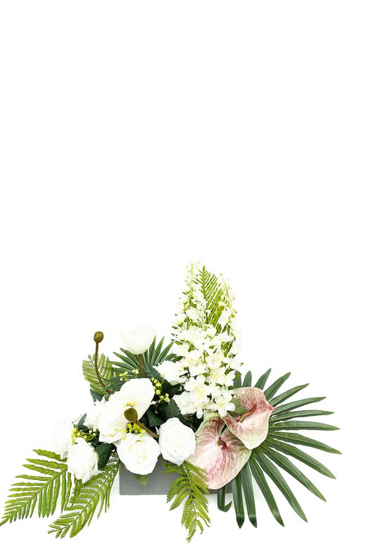 Delicada jardinera de cementerio en blanco