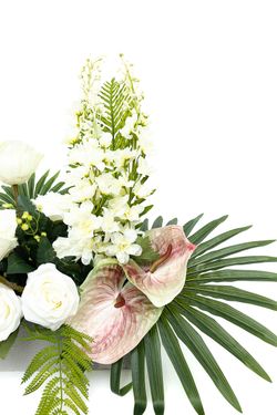 Delicada jardinera de cementerio en blanco