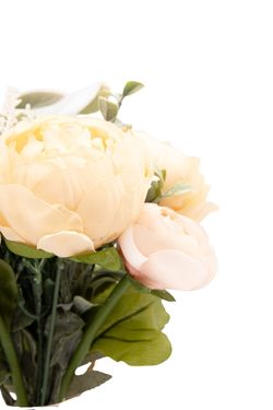 Delicado bouquet artificial con Ranúnculos en tonos salmón