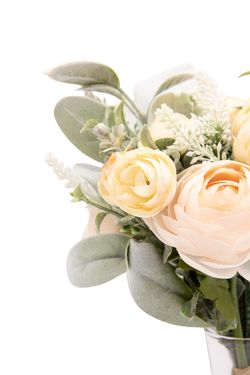Delicado bouquet artificial con Ranúnculos en tonos salmón