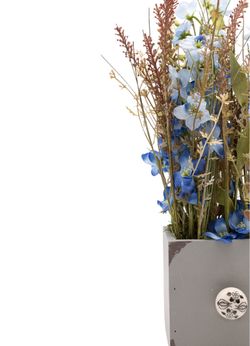 Delicado centro artificial con flores en color azul