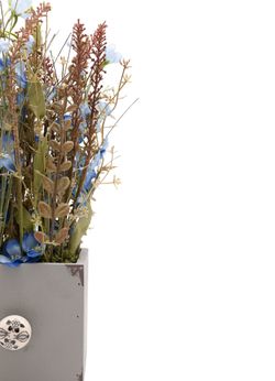 Delicado centro artificial con flores en color azul