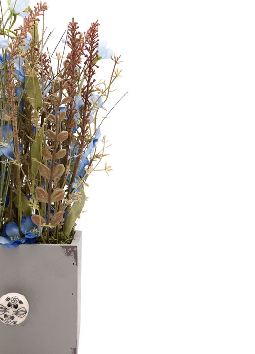 Delicado centro artificial con flores en color azul