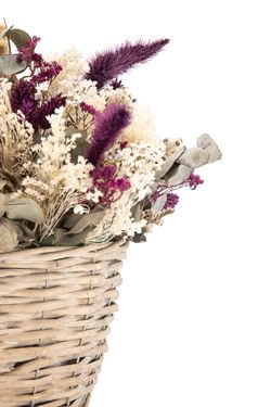 Delicado centro de flores secas en tonos lilas y blancos