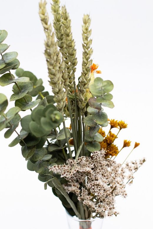 Delicado jarrón de flores secas y preservadas en color naturales y naranja.