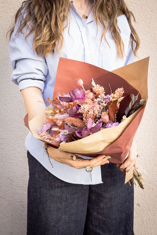 Delicado ramo de flor seca y preservada en tonos rosas y lilas