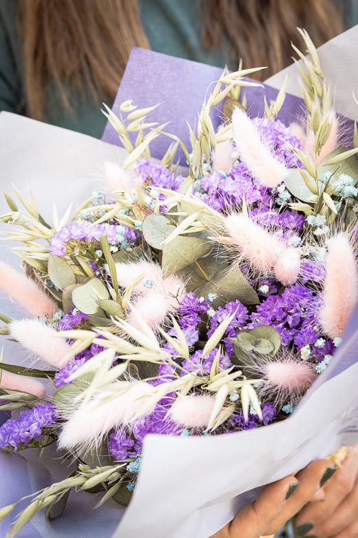 Delicado ramo de flores secas en tonos lila, roasdos y azules