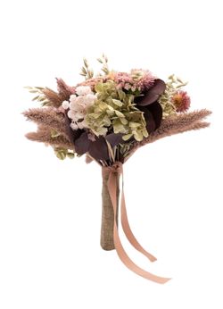 Delicado ramo de novia de flor seca y preservada en tonos rosados
