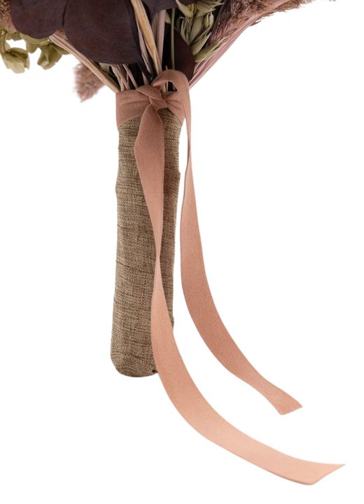 Delicado ramo de novia de flor seca y preservada en tonos rosados