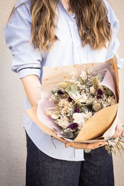 Delicado ramo neutro de flores secas en tonos blancos