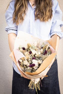 Delicado ramo neutro de flores secas en tonos blancos