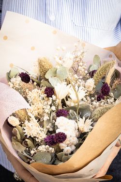 Delicado ramo neutro de flores secas en tonos blancos