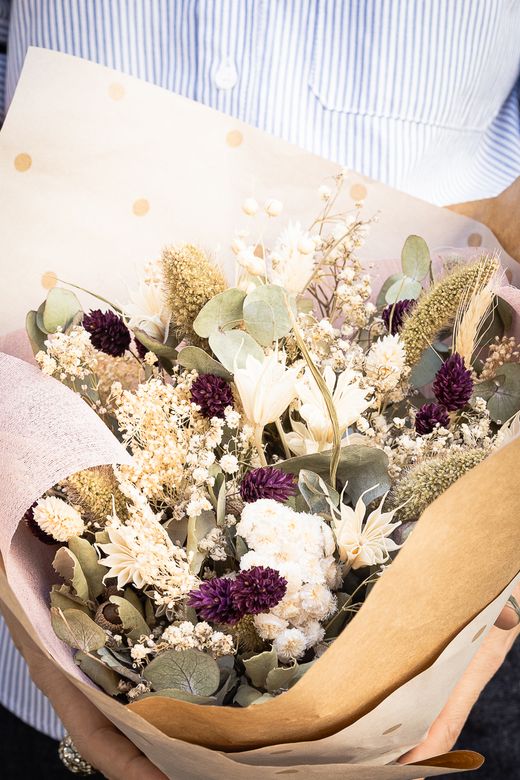 Delicado ramo neutro de flores secas en tonos blancos