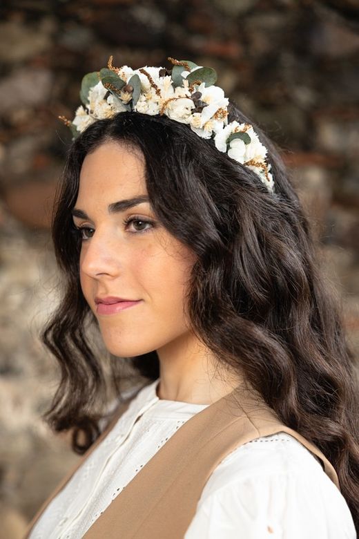 Tiara estilo tiara com flores secas e conservadas