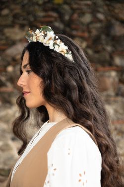 Tiara estilo tiara com flores secas e conservadas