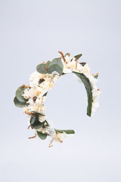 Tiara estilo tiara com flores secas e conservadas