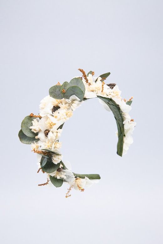 Tiara estilo tiara com flores secas e conservadas