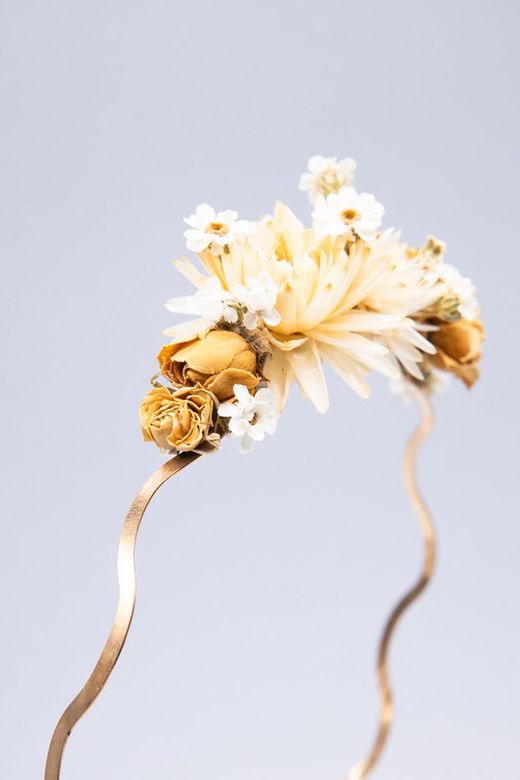 Diadema reversible de lado con flores secas para peinado de novia