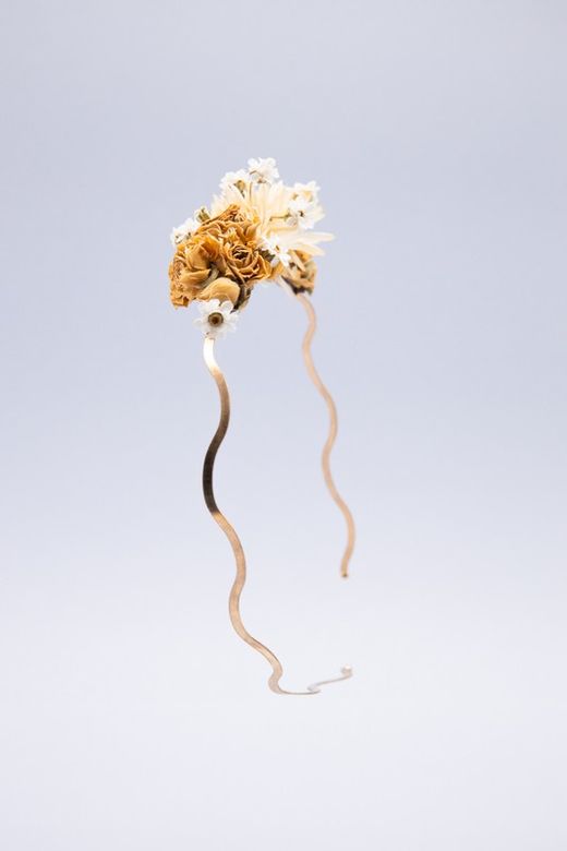 Diadema reversible de lado con flores secas para peinado de novia